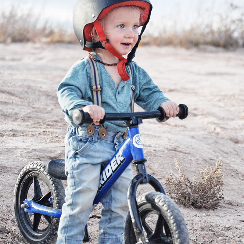 Caminar de pie en una Bicicleta de Balance Strider