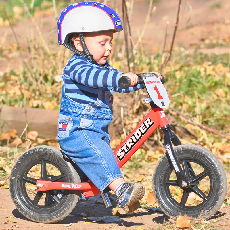 Caminar sentado en una Bicicleta de Balance Strider