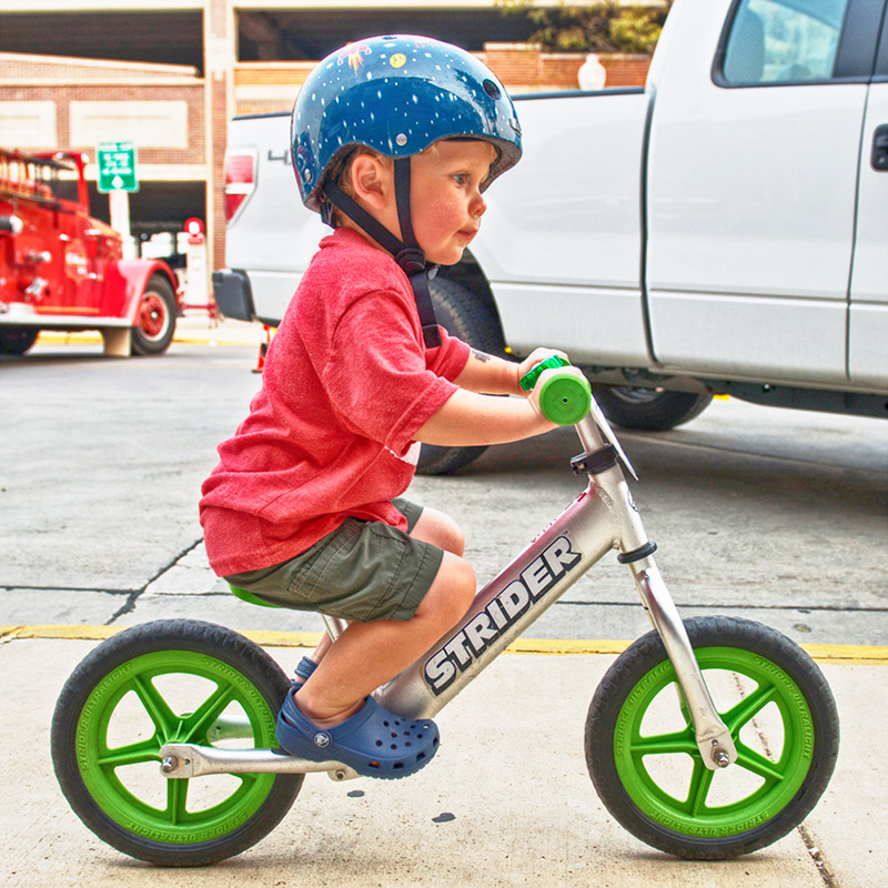 Desplazarse sentado en una Bicicleta de Balance Strider