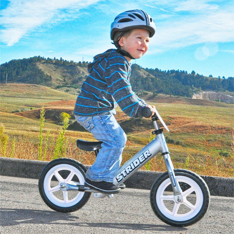 Montar sentado en una Bicicleta de Balance Strider